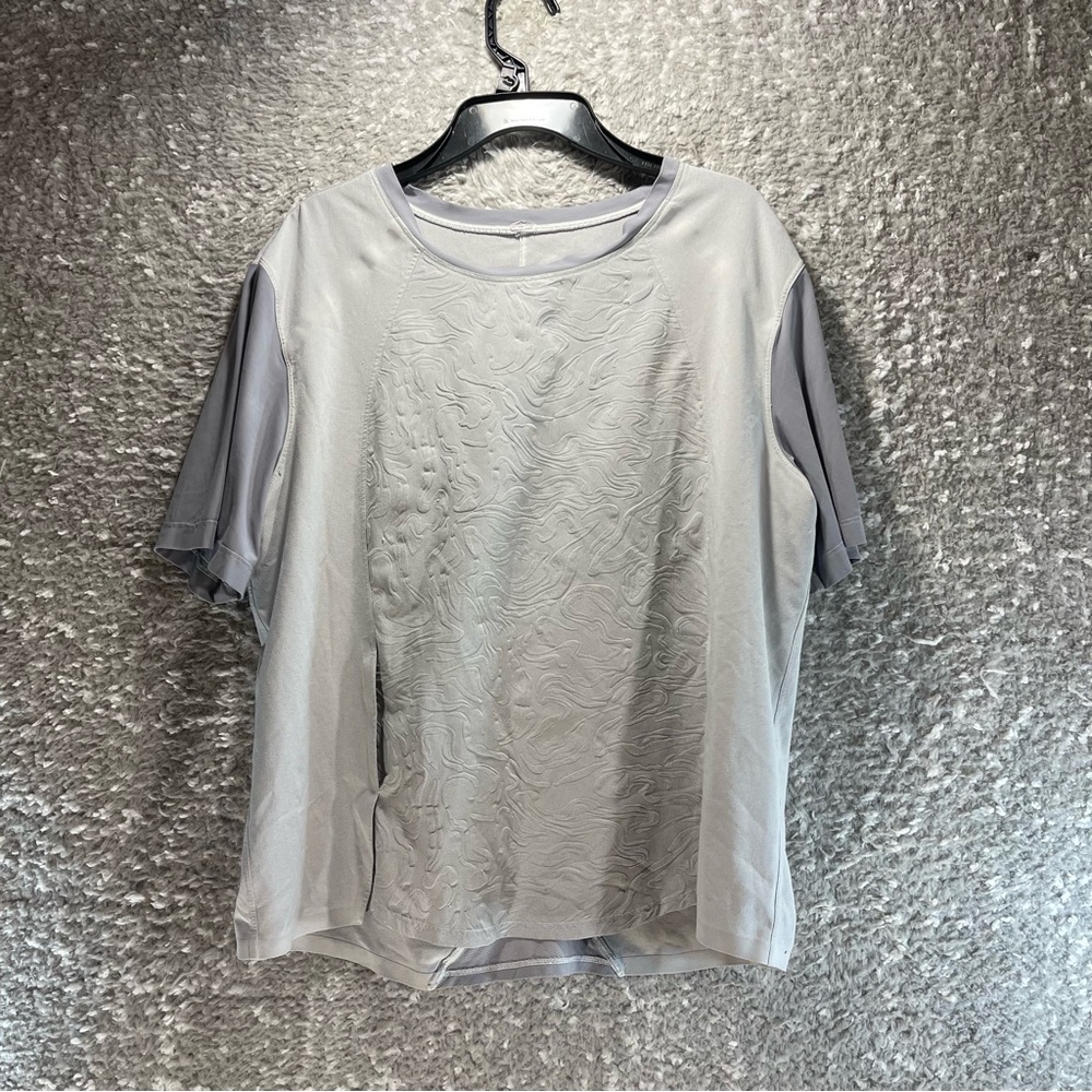 Lululemon Top Size 8 Gray Textured Reflective Logo Short Sleeve
